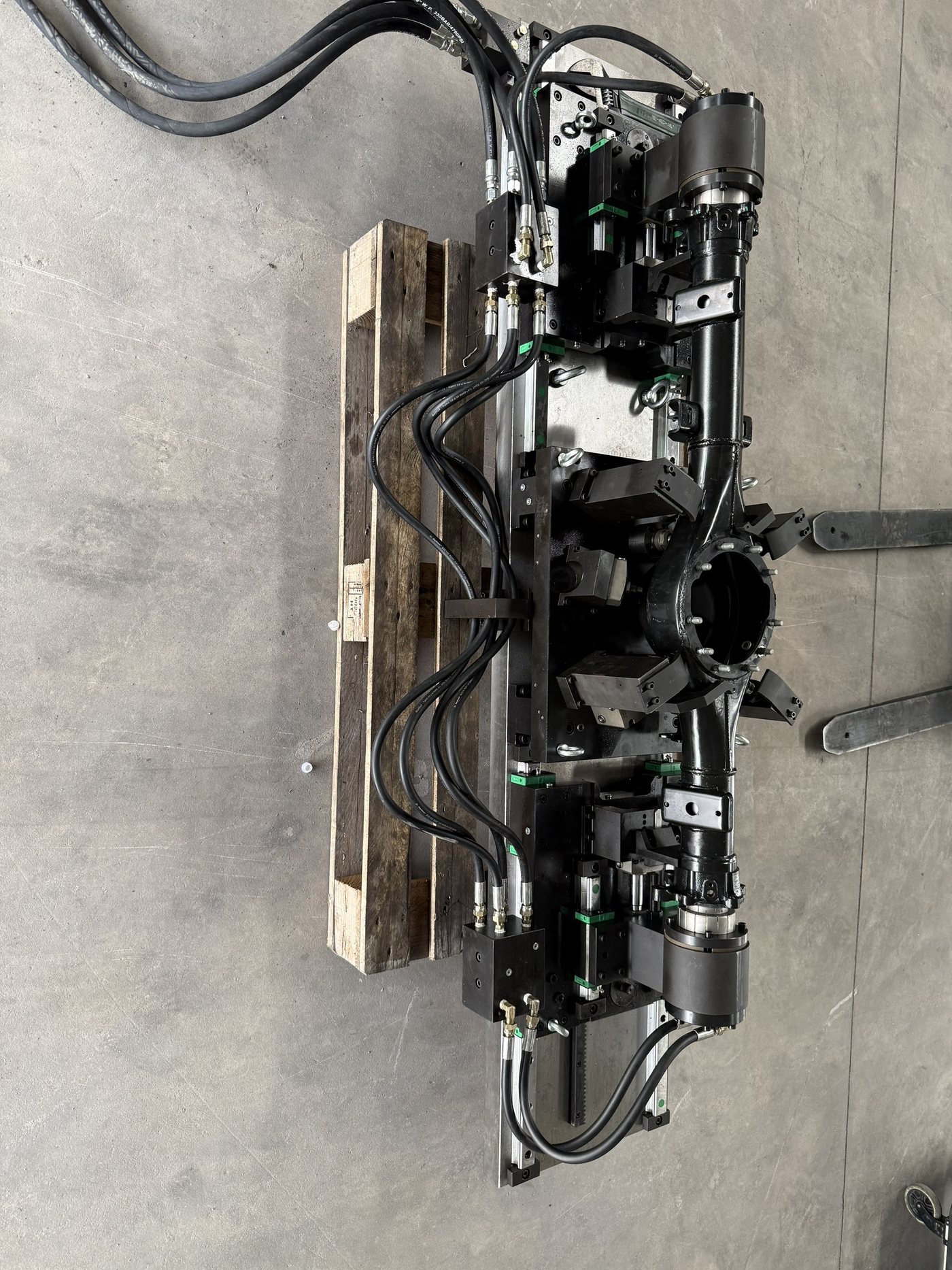Vertical two-station fixture with pneumatic and hydraulic elements on the same base plate